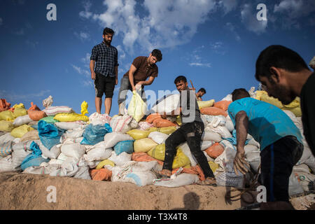 (190412) - AHVAZ, April 12, 2019 (Xinhua) - Menschen bauen handgefertigte Dämme der Fluten zu knapp außerhalb der Stadt Ahvaz, der Hauptstadt der Provinz Khuzestan, Iran, 11 April, 2019 Block. (Xinhua / Ahmad Halabisaz) Stockfoto