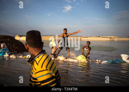 (190412) - AHVAZ, April 12, 2019 (Xinhua) - Menschen bauen handgefertigte Dämme der Fluten zu knapp außerhalb der Stadt Ahvaz, der Hauptstadt der Provinz Khuzestan, Iran, 11 April, 2019 Block. (Xinhua / Ahmad Halabisaz) Stockfoto