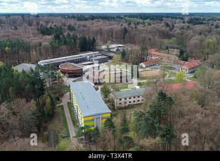 Eberswalde, Deutschland. 11 Apr, 2019. Der Campus der Hochschule für nachhaltige Entwicklung Eberswalde (HNEE), Luftaufnahme mit einer Drohne. Foto: Patrick Pleul/dpa-Zentralbild/ZB/dpa/Alamy leben Nachrichten Stockfoto