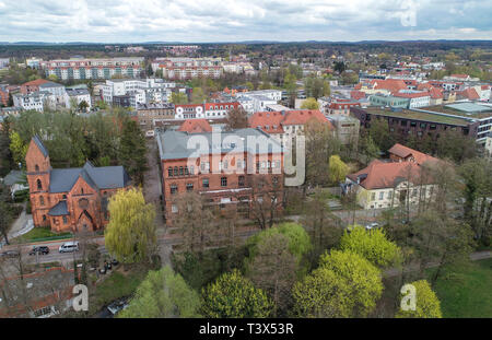 Eberswalde, Deutschland. 11 Apr, 2019. Der Gebäudekomplex der Hochschule für nachhaltige Entwicklung Eberswalde (HNEE), Luftaufnahme mit einer Drohne. Foto: Patrick Pleul/dpa-Zentralbild/ZB/dpa/Alamy leben Nachrichten Stockfoto