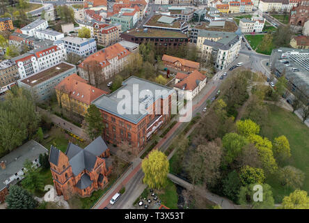 Eberswalde, Deutschland. 11 Apr, 2019. Der Gebäudekomplex der Hochschule für nachhaltige Entwicklung Eberswalde (HNEE), Luftaufnahme mit einer Drohne. Foto: Patrick Pleul/dpa-Zentralbild/ZB/dpa/Alamy leben Nachrichten Stockfoto