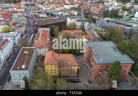 Eberswalde, Deutschland. 11 Apr, 2019. Der Gebäudekomplex der Hochschule für nachhaltige Entwicklung Eberswalde (HNEE), Luftaufnahme mit einer Drohne. Foto: Patrick Pleul/dpa-Zentralbild/ZB/dpa/Alamy leben Nachrichten Stockfoto