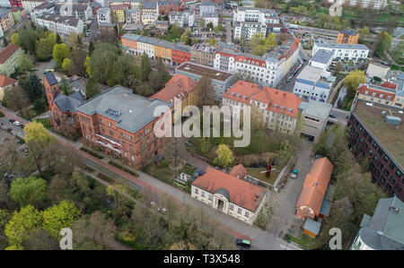 Eberswalde, Deutschland. 11 Apr, 2019. Der Gebäudekomplex der Hochschule für nachhaltige Entwicklung Eberswalde (HNEE), Luftaufnahme mit einer Drohne. Foto: Patrick Pleul/dpa-Zentralbild/ZB/dpa/Alamy leben Nachrichten Stockfoto