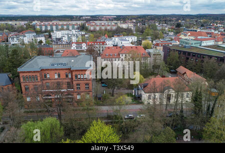 Eberswalde, Deutschland. 11 Apr, 2019. Der Gebäudekomplex der Hochschule für nachhaltige Entwicklung Eberswalde (HNEE), Luftaufnahme mit einer Drohne. Foto: Patrick Pleul/dpa-Zentralbild/ZB/dpa/Alamy leben Nachrichten Stockfoto