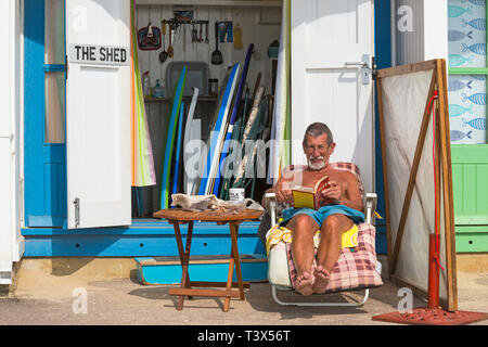 Bournemouth, Dorset, Großbritannien. 12. Apr 2019. UK Wetter: schönen sonnigen Tag als Besucher an der Küste der Sonne in Bournemouth Strände zu genießen. Credit: Carolyn Jenkins/Alamy leben Nachrichten Stockfoto