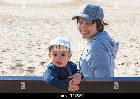 Bournemouth, Dorset, Großbritannien. 12. Apr 2019. UK Wetter: schönen sonnigen Tag als Besucher an der Küste der Sonne in Bournemouth Strände zu genießen. Credit: Carolyn Jenkins/Alamy leben Nachrichten Stockfoto