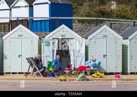 Bournemouth, Dorset, Großbritannien. 12. Apr 2019. UK Wetter: schönen sonnigen Tag als Besucher an der Küste der Sonne in Bournemouth Strände zu genießen. Credit: Carolyn Jenkins/Alamy leben Nachrichten Stockfoto