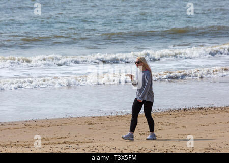 Bournemouth, Dorset, Großbritannien. 12. Apr 2019. UK Wetter: schönen sonnigen Tag als Besucher an der Küste der Sonne in Bournemouth Strände zu genießen. Credit: Carolyn Jenkins/Alamy leben Nachrichten Stockfoto