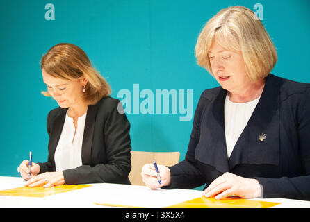 Stuttgart, Deutschland. 12 Apr, 2019. Petra Olschowski (l, Party - weniger), Staatssekretär für Kultur in Baden-Württemberg, und Lynette Holz (r), australische Botschafter in Deutschland, unterzeichnen ein Übergabeprotokoll bei menschlichen Schädeln an eine Delegation aus Australien übergeben. Baden-Württemberg Hände über zehn menschlichen Schädeln nach Australien. Die Schädel der Ureinwohner Australiens hatte in Europa um 1900 für "wissenschaftliche Zwecke" angekommen. Foto: Simon Sachseder/dpa/Alamy leben Nachrichten Stockfoto