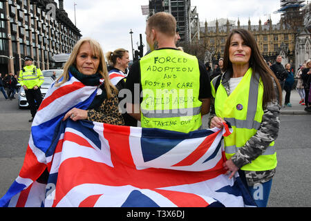 London, Großbritannien. 12. Apr 2019. Protest gegen die erzwungene Annahme, Gelb, Brexit, Großbritannien wieder einmal super und kostenlosen Assange Demonstranten sagt, daß alles, was in diesem Land falsch ist, UK. Bild Capital/Alamy leben Nachrichten Stockfoto