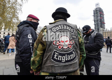 London, Großbritannien. 12. Apr 2019. Ein Biker und seine Jacke in Parliament Square. Tausende Biker nehmen an einer Rallye 'Rolling Thunder' in London, zur Unterstützung der Oldier F, a 77-year-old Army Veteran, der Gesichter wegen Mordes nach dem Töten zwei bürgerlichen Rechte Demonstranten in Londonderry, Nordirland, 1972, auf, was als blutiger Sonntag bekannt wurde. Credit: Stephen Chung/Alamy leben Nachrichten Stockfoto