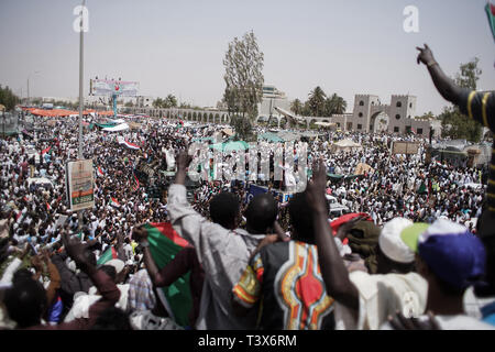 Khartum, Sudan. 12. Apr 2019. Sudanesische Demonstranten sammeln außerhalb des Verteidigungsministeriums, währenddessen Sitzen - aus Protest gegen die Bildung einer zivilen Regierung zu verlangen, einen Tag, nachdem das Militär die Macht übernahm und Lange verhaftet Präsident Omar al-Bashir. Quelle: dpa Picture alliance/Alamy leben Nachrichten Stockfoto