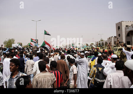 Khartum, Sudan. 12. Apr 2019. Sudanesische Demonstranten sammeln außerhalb des Verteidigungsministeriums, währenddessen Sitzen - aus Protest gegen die Bildung einer zivilen Regierung zu verlangen, einen Tag, nachdem das Militär die Macht übernahm und Lange verhaftet Präsident Omar al-Bashir. Quelle: dpa Picture alliance/Alamy leben Nachrichten Stockfoto