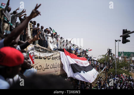 Khartum, Sudan. 12. Apr 2019. Sudanesische Demonstranten sammeln außerhalb des Verteidigungsministeriums, währenddessen Sitzen - aus Protest gegen die Bildung einer zivilen Regierung zu verlangen, einen Tag, nachdem das Militär die Macht übernahm und Lange verhaftet Präsident Omar al-Bashir. Quelle: dpa Picture alliance/Alamy leben Nachrichten Stockfoto