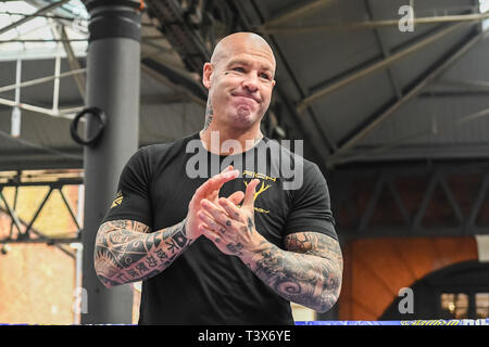 London, Großbritannien. 12 Apr, 2019. Australiens ehemaliger WBA Heavyweight Champion Lucas Browne applaused zu den Zuschauern während Allen-Browne öffentlichen Training im Old Spitalfields Market am Freitag, 12. April 2019. London England. (Nur redaktionelle Nutzung, eine Lizenz für die gewerbliche Nutzung erforderlich. Keine Verwendung in Wetten, Spiele oder einer einzelnen Verein/Liga/player Publikationen.) Credit: Taka G Wu/Alamy leben Nachrichten Stockfoto