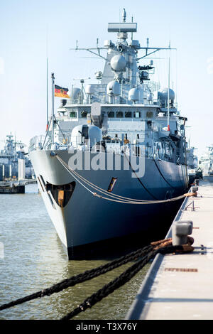 Wilhelmshaven, Deutschland. 11 Apr, 2019. Der fregatte Chleswig-Holstein' (F 216) ist bei den Marinestützpunkt Wilhelmshaven auf einem Quay. Credit: Hauke-Christian Dittrich/dpa/Alamy leben Nachrichten Stockfoto