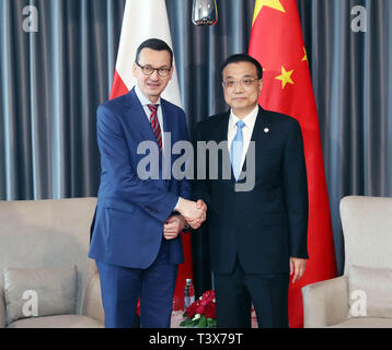 Dubrovnik, Kroatien. 12 Apr, 2019. Chinesische Ministerpräsident Li Keqiang (R) trifft sich mit polnischen Ministerpräsidenten Mateusz Morawiecki am Rande der Sitzung der achte Leaders' zwischen China und den Ländern Mittel- und Osteuropas (MOEL), in Dubrovnik, Kroatien, 12. April 2019. Credit: Liu Weibing/Xinhua/Alamy leben Nachrichten Stockfoto