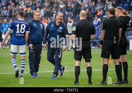 Gelsenkirchen, Deutschland. 06 Apr, 2019. Trainer Huub Stevens (GER, 3. von links nach rechts) beschwert sich nach dem letzten Pfiff heftig an Schiedsrichter Mannschaft Schiedsrichter Sascha STEGEMANN (GER, 2. von rechts) wegen einer Strafe in der nach Spiel Zeit; links von Steven's Co-Trainer Mike BUESKENS (Buskens, GE) und Daniel Caligiuri (GE); Fußball 1. 1. Fussballbundesliga, 28. Spieltag, FC Schalke 04 (GE) - Eintracht Frankfurt (F) 1:2 am 31/03/2019 in Gelsenkirchen. DFL Bestimmungen verbieten die Verwendung der Bilder, Bildsequenzen und/oder quasi-Video | Verwendung der weltweiten Kredit: dpa/Alamy leben Nachrichten Stockfoto