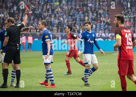 Gelsenkirchen, Deutschland. 06 Apr, 2019. Schiedsrichter Sascha STEGEMANN (GER, l) zeigt Suat SERDAR (GE) (2. von rechts) die gelb-rote Karte; Entlassung; Fußball 1. 1. Fussballbundesliga, 28. Spieltag, FC Schalke 04 (GE) - Eintracht Frankfurt (F) 1:2 am 31/03/2019 in Gelsenkirchen. DFL Bestimmungen verbieten die Verwendung der Bilder, Bildsequenzen und/oder quasi-Video | Verwendung der weltweiten Kredit: dpa/Alamy leben Nachrichten Stockfoto