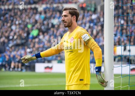 Gelsenkirchen, Deutschland. 06 Apr, 2019. Torwart Kevin TRAPP (F), halb Bild, halb Abbildung, Torpfosten, gibt Anweisungen, Geste, Gestik; Fußball 1. 1. Fussballbundesliga, 28. Spieltag, FC Schalke 04 (GE) - Eintracht Frankfurt (F) 1:2 am 31/03/2019 in Gelsenkirchen. DFL Bestimmungen verbieten die Verwendung der Bilder, Bildsequenzen und/oder quasi-Video | Verwendung der weltweiten Kredit: dpa/Alamy leben Nachrichten Stockfoto