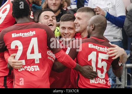 Gelsenkirchen, Deutschland. 06 Apr, 2019. Jubel nach dem Sieger es 2-1 zu bilden, um das elfmeterschießen Luka JOVIC (F) (3. von rechts) mit Ante REBIC (F) (2. von rechts) und Filip KOSTIC (F) (4. von rechts); Fußball 1. 1. Fussballbundesliga, 28. Spieltag, FC Schalke 04 (GE) - Eintracht Frankfurt (F) 1:2 am 31/03/2019 in Gelsenkirchen. DFL Bestimmungen verbieten die Verwendung der Bilder, Bildsequenzen und/oder quasi-Video | Verwendung der weltweiten Kredit: dpa/Alamy leben Nachrichten Stockfoto