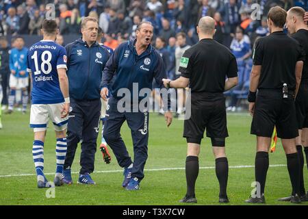 Gelsenkirchen, Deutschland. 06 Apr, 2019. Trainer Huub Stevens (GER, 3. von links nach rechts) beschwert sich nach dem letzten Pfiff heftig an Schiedsrichter Mannschaft Schiedsrichter Sascha STEGEMANN (GER, 2. von rechts) wegen einer Strafe in der nach Spiel Zeit; links von Steven's Co-Trainer Mike BUESKENS (Buskens, GE); Fußball 1. 1. Fussballbundesliga, 28. Spieltag, FC Schalke 04 (GE) - Eintracht Frankfurt (F) 1:2 am 31/03/2019 in Gelsenkirchen. DFL Bestimmungen verbieten die Verwendung der Bilder, Bildsequenzen und/oder quasi-Video | Verwendung der weltweiten Kredit: dpa/Alamy leben Nachrichten Stockfoto