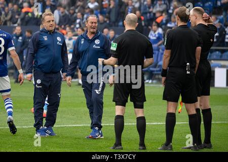 Gelsenkirchen, Deutschland. 06 Apr, 2019. Trainer Huub Stevens (GER, 2. von links nach rechts) beschwert sich nach dem letzten Pfiff heftig an der Schiedsrichter Mannschaft Schiedsrichter Sascha STEGEMANN (GER, 2. von rechts) wegen einer Strafe in der nach Spiel Zeit; links von Steven's Co-Trainer Mike BUESKENS (Buskens, GE); Fußball 1. 1. Fussballbundesliga, 28. Spieltag, FC Schalke 04 (GE) - Eintracht Frankfurt (F) 1:2 am 31/03/2019 in Gelsenkirchen. DFL Bestimmungen verbieten die Verwendung der Bilder, Bildsequenzen und/oder quasi-Video | Verwendung der weltweiten Kredit: dpa/Alamy leben Nachrichten Stockfoto