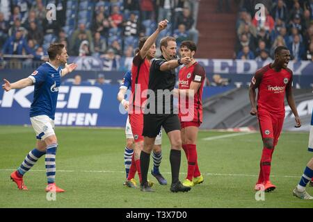 Gelsenkirchen, Deutschland. 06 Apr, 2019. Nachdem Schiedsrichter Sascha STEGEMANN (GER, Mi.) Eine umstrittene Szene, in der Review Bereich gesehen hat, ist er dann auf den Elfmeterpunkt und gibt Elfmeter für Handball; Bastian OCZIPKA (GE) kann es nicht glauben; Fußball 1. 1. Fussballbundesliga, 28. Spieltag, FC Schalke 04 (GE) - Eintracht Frankfurt (F) 1:2 am 31/03/2019 in Gelsenkirchen. DFL Bestimmungen verbieten die Verwendung der Bilder, Bildsequenzen und/oder quasi-Video | Verwendung der weltweiten Kredit: dpa/Alamy leben Nachrichten Stockfoto