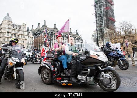 London, Großbritannien. 12. April 2019. Tausende Biker pass die Häuser des Parlaments, wie sie die Rolling Thunder Ride für Soldat F von Harry Wragg und andere Streitkräfte Veteranen zur Unterstützung der 77-jährige ehemalige Soldat als Soldat F Wer ist für die Morde von James Wray und William McKinney zu einem bürgerlichen Rechte März in Londonderry auf Bloody Sunday 1972 strafrechtlich verfolgt zu werden bekannte teilnehmen. Credit: Mark Kerrison/Alamy leben Nachrichten Stockfoto