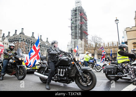 London, Großbritannien. 12. April 2019. Tausende Biker pass die Häuser des Parlaments, wie sie die Rolling Thunder Ride für Soldat F von Harry Wragg und andere Streitkräfte Veteranen zur Unterstützung der 77-jährige ehemalige Soldat als Soldat F Wer ist für die Morde von James Wray und William McKinney zu einem bürgerlichen Rechte März in Londonderry auf Bloody Sunday 1972 strafrechtlich verfolgt zu werden bekannte teilnehmen. Credit: Mark Kerrison/Alamy leben Nachrichten Stockfoto