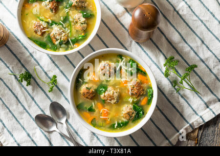 Hausgemachte italienische Hochzeit Suppe mit Spinat und Fleischbällchen Stockfoto