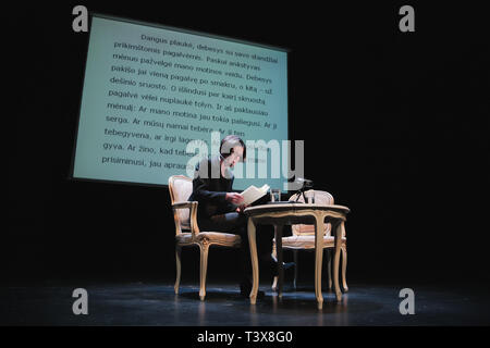 Vilnius, Litauen - 11 April 2011 Herta Müller liest ihr Buch auf der Bühne. Stockfoto