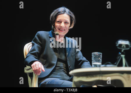 Vilnius, Litauen - 11 April 2011 Diskussion, Interview mit Herta Müller auf der Theaterbühne. Stockfoto