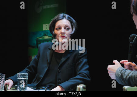 Vilnius, Litauen - 11 April 2011 Diskussion, Interview mit Herta Müller auf der Theaterbühne. Stockfoto