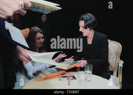 Vilnius, Litauen - 11 April 2011 Herta Müller signieren ihre Bücher für Fans Stockfoto