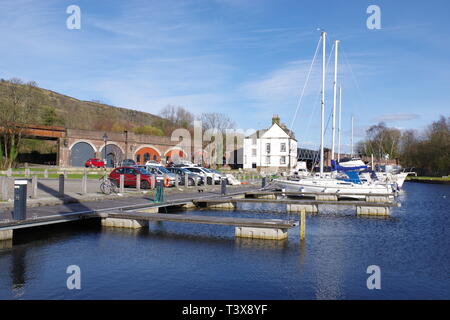 Bowling Hafen liegt am Fuße des Kilpatrick Hills, die einen atemberaubenden Blick auf die Bowling Hafen, den Fluss Clyde bieten und darüber hinaus entfernt Stockfoto