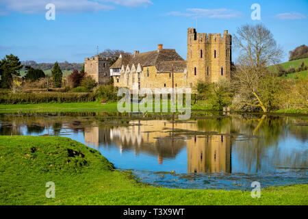 Stokesay Schloss, Shropshire, Großbritannien. Foto Reflexion in den Teich, von öffentlichen Fußweg genommen. Stockfoto