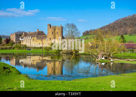 Stokesay Schloss, Shropshire, Großbritannien. Foto Reflexion in den Teich, von öffentlichen Fußweg genommen. Stockfoto