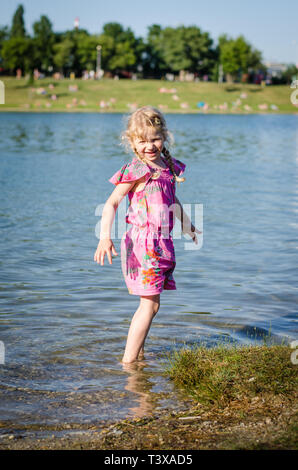 Schöne blonde Mädchen im Teich Stockfoto