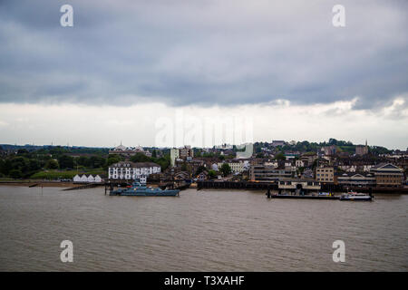 Gravesend, Kent. UK. Die Themse und die Stadt Gravesend. Stockfoto