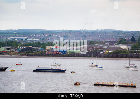 Gravesend, Kent, Großbritannien. Ein Blick von der Themse mit Blick auf den industriellen Gebiet im Osten von Gravesend. Boote und andere marine Shipping gesehen werden kann. Stockfoto