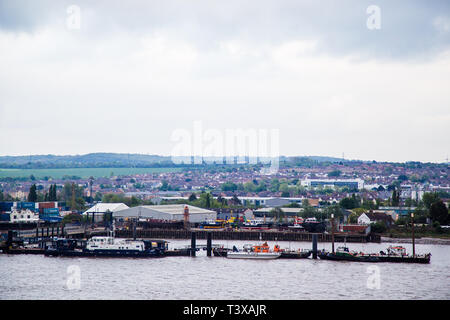 Gravesend, Kent, Großbritannien. Ein Blick von der Themse mit Blick auf den industriellen Gebiet im Osten von Gravesend. Boote und andere marine Shipping gesehen werden kann. Stockfoto