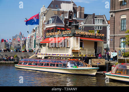 Amsterdam, Niederlande. Boot segeln auf Kanal. An Bord genießen Sie die Aussicht auf einen sonnigen Tag. Stockfoto