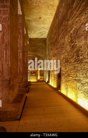 Wandschmuck oder die Reliefs im Innern des Abu Simbel Großen Tempel von Abu Simbel, einem Dorf in Nubien, im südlichen Ägypten, Nordafrika Stockfoto