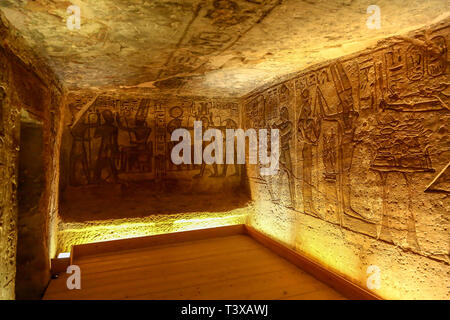 Wandschmuck oder die Reliefs im Innern des Abu Simbel Großen Tempel von Abu Simbel, einem Dorf in Nubien, im südlichen Ägypten, Nordafrika Stockfoto