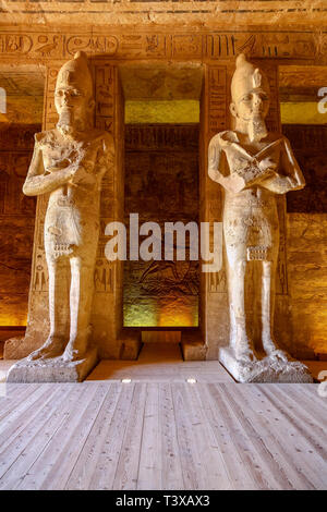 Wandschmuck oder die Reliefs im Innern des Abu Simbel Großen Tempel von Abu Simbel, einem Dorf in Nubien, im südlichen Ägypten, Nordafrika Stockfoto