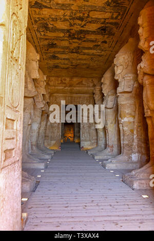 Wandschmuck oder die Reliefs im Innern des Abu Simbel Großen Tempel von Abu Simbel, einem Dorf in Nubien, im südlichen Ägypten, Nordafrika Stockfoto