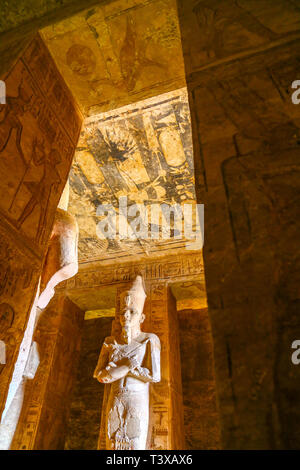 Wandschmuck oder die Reliefs im Innern des Abu Simbel Großen Tempel von Abu Simbel, einem Dorf in Nubien, im südlichen Ägypten, Nordafrika Stockfoto