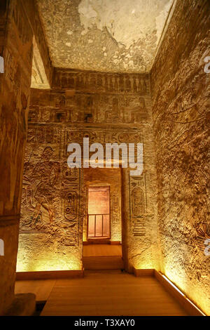 Wandschmuck oder die Reliefs im Innern des Abu Simbel Großen Tempel von Abu Simbel, einem Dorf in Nubien, im südlichen Ägypten, Nordafrika Stockfoto