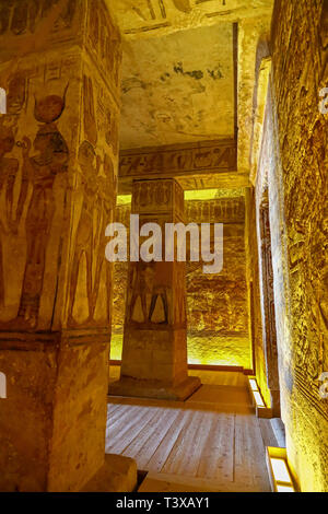 Wandschmuck oder die Reliefs im Innern des Abu Simbel Großen Tempel von Abu Simbel, einem Dorf in Nubien, im südlichen Ägypten, Nordafrika Stockfoto